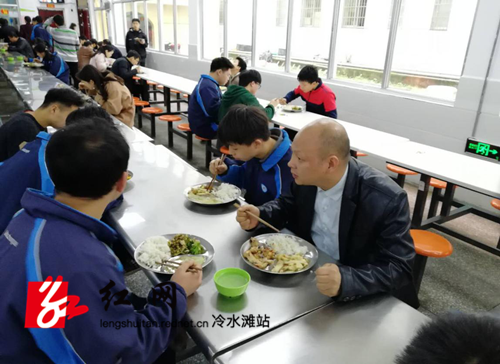 冷水滩:"陪餐"制度守护学生"舌尖上的安全"_永州市