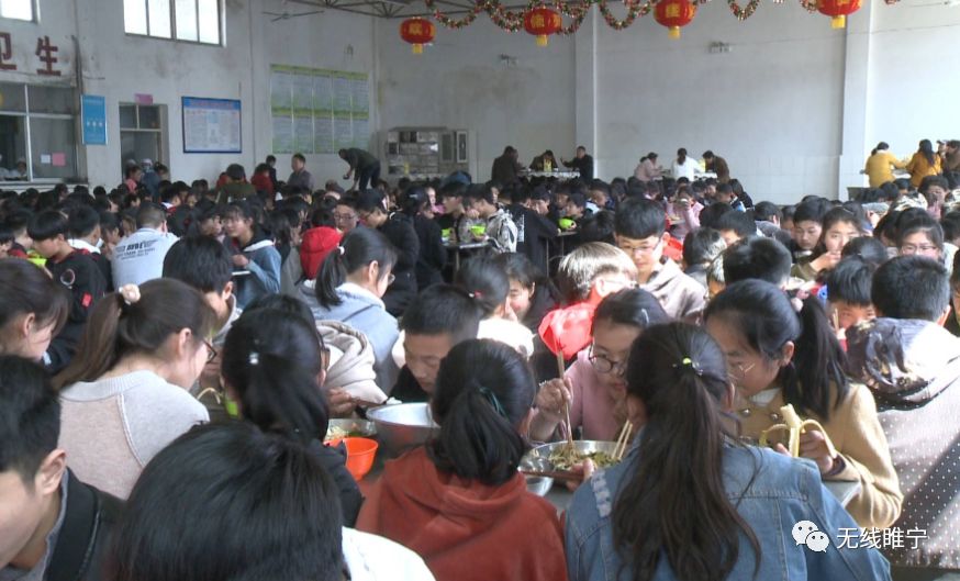 为了让学生们吃上可口营养的饭菜,庆安中学严把安全底线,从制定食谱