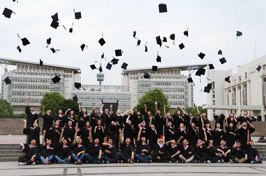 南京一高校,大学生拍毕业照作别青春. 视觉中国供图