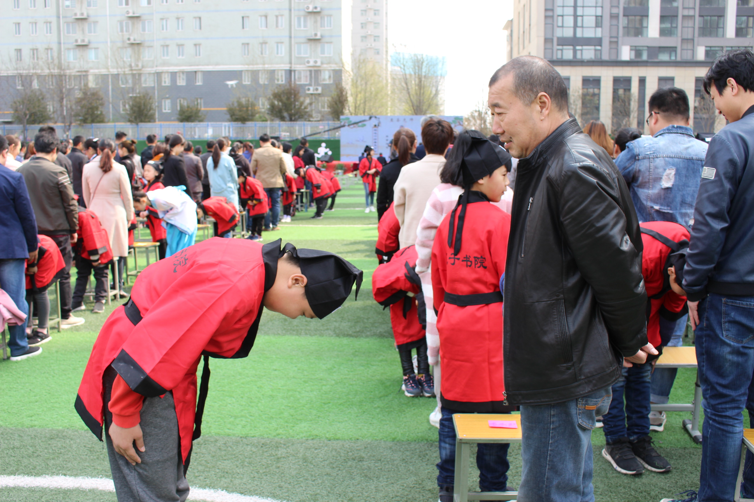 现场学生向家长鞠躬行礼感恩父母 本次活动参赛的10位小选手,均是