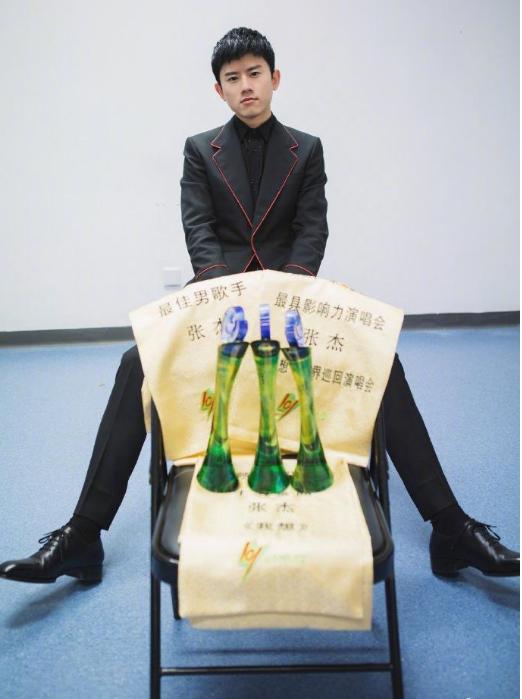 张杰晒十五年前土肥圆照片，设计师谢娜花十年改善他的衣品和形象