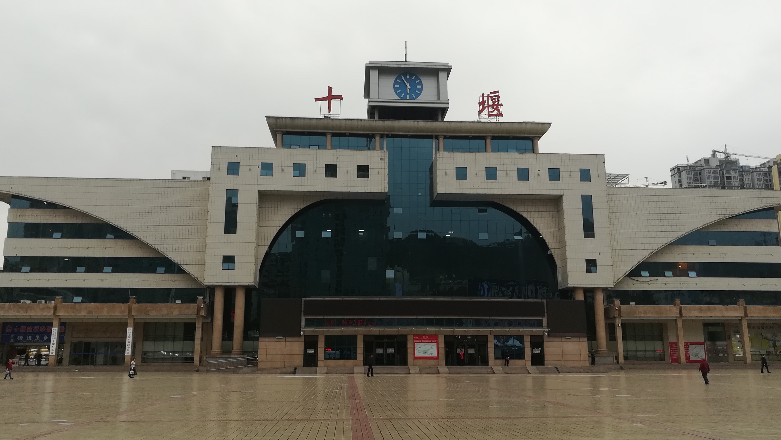 机场乘坐机场公交快线一号线,于17:50左右到达终点站十堰火车站南广场