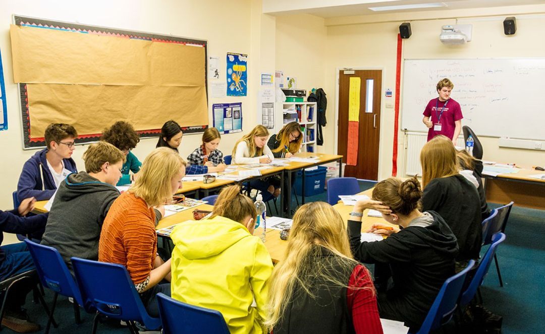 学生入读英国精英学校,在该校老师的指导下,和欧洲学生一起上课以及