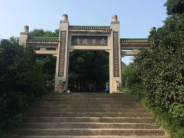 云篆山旅游风景区位于重庆主城区巴南区鱼洞境内,鱼洞城区7公里,海拔