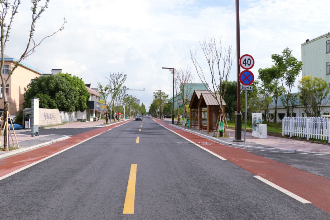 月衬着蔚蓝的天夜灯下的道路变得愈加宽敞供稿 | 平湖市曹桥街道撰稿