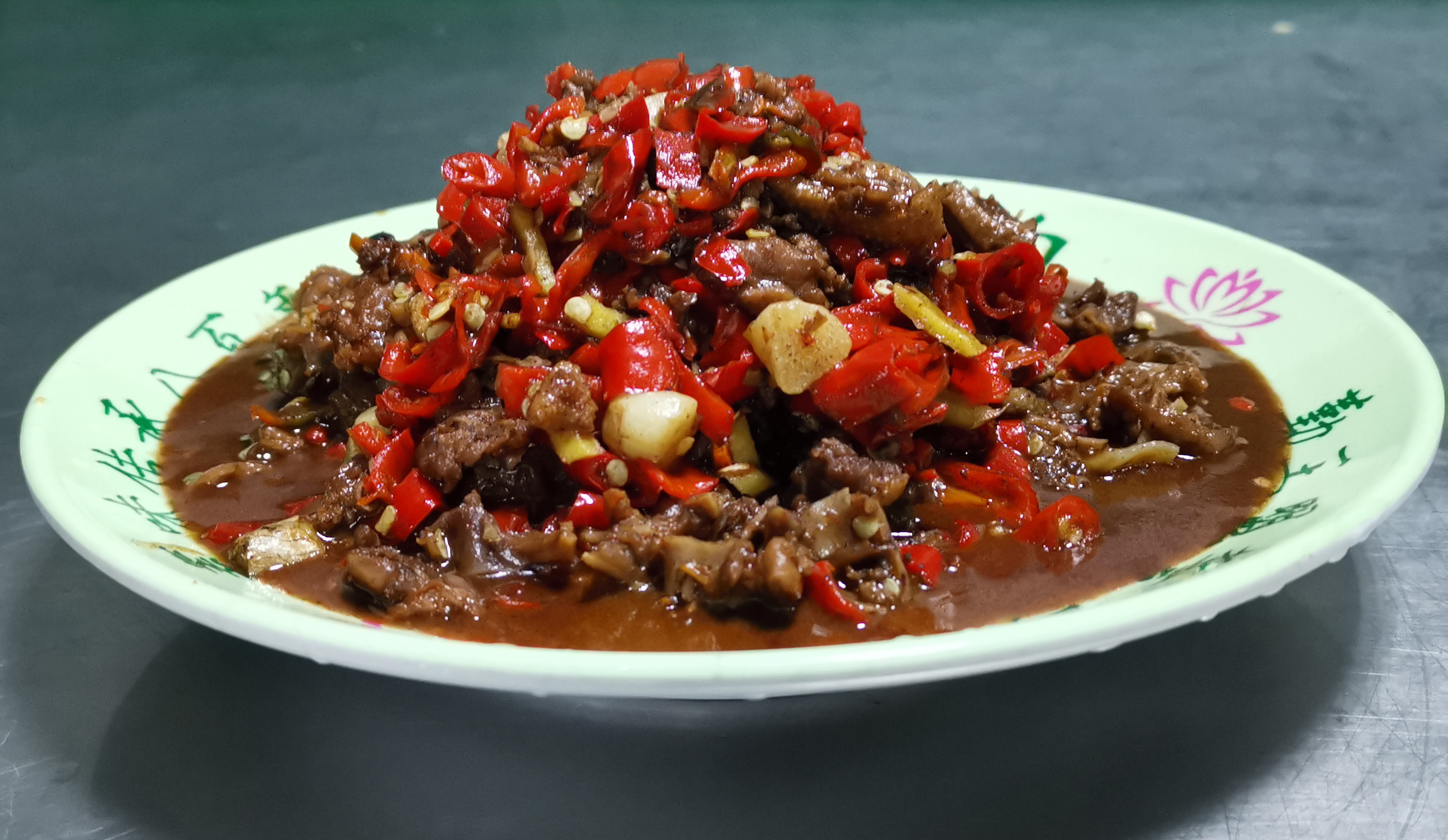 餐饮款莲花血鸭做法烹饪方法,莲花血鸭怎么炒做?