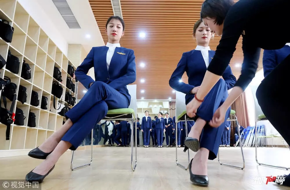 3月27日,郑州航空管理学院的女生们正在礼仪课上认真练习坐姿,老师