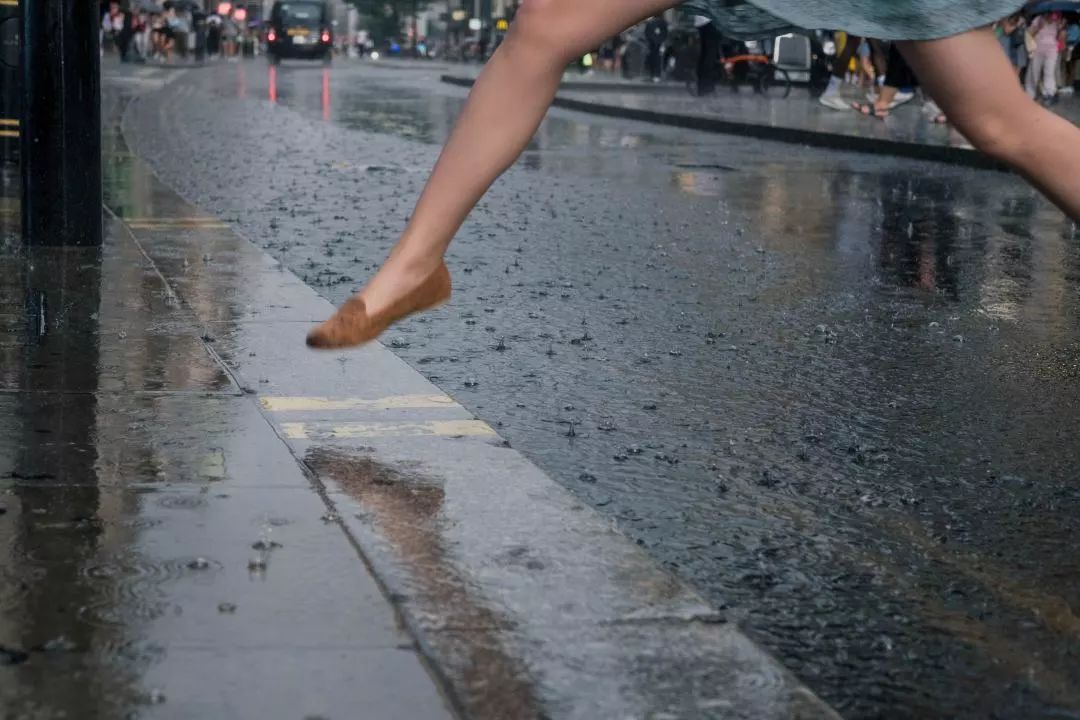 谁说下雨天拍不出好看的照片?伞下的你也很美