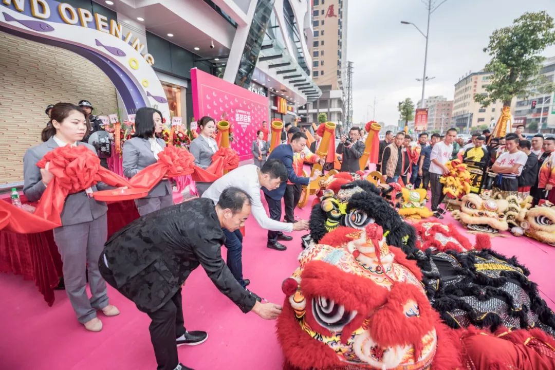 海丰这个广场天上直升飞机盘旋地下劳斯莱斯停放够大场