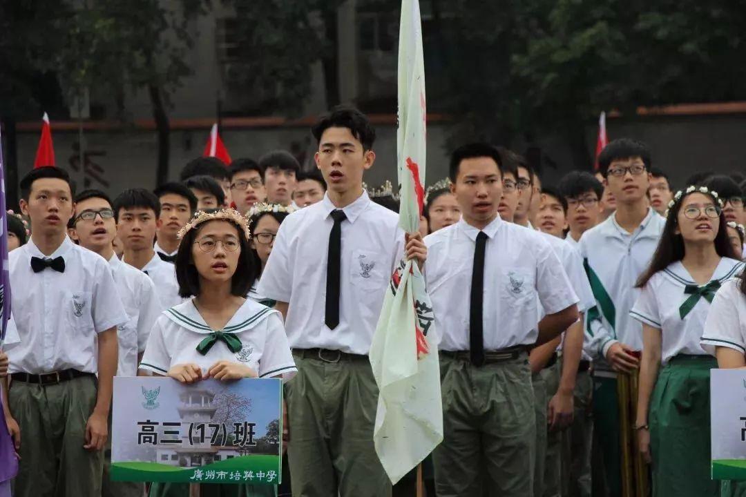 作为学霸学校,华师附中的日常校服则和大家都一样,"平平无奇".