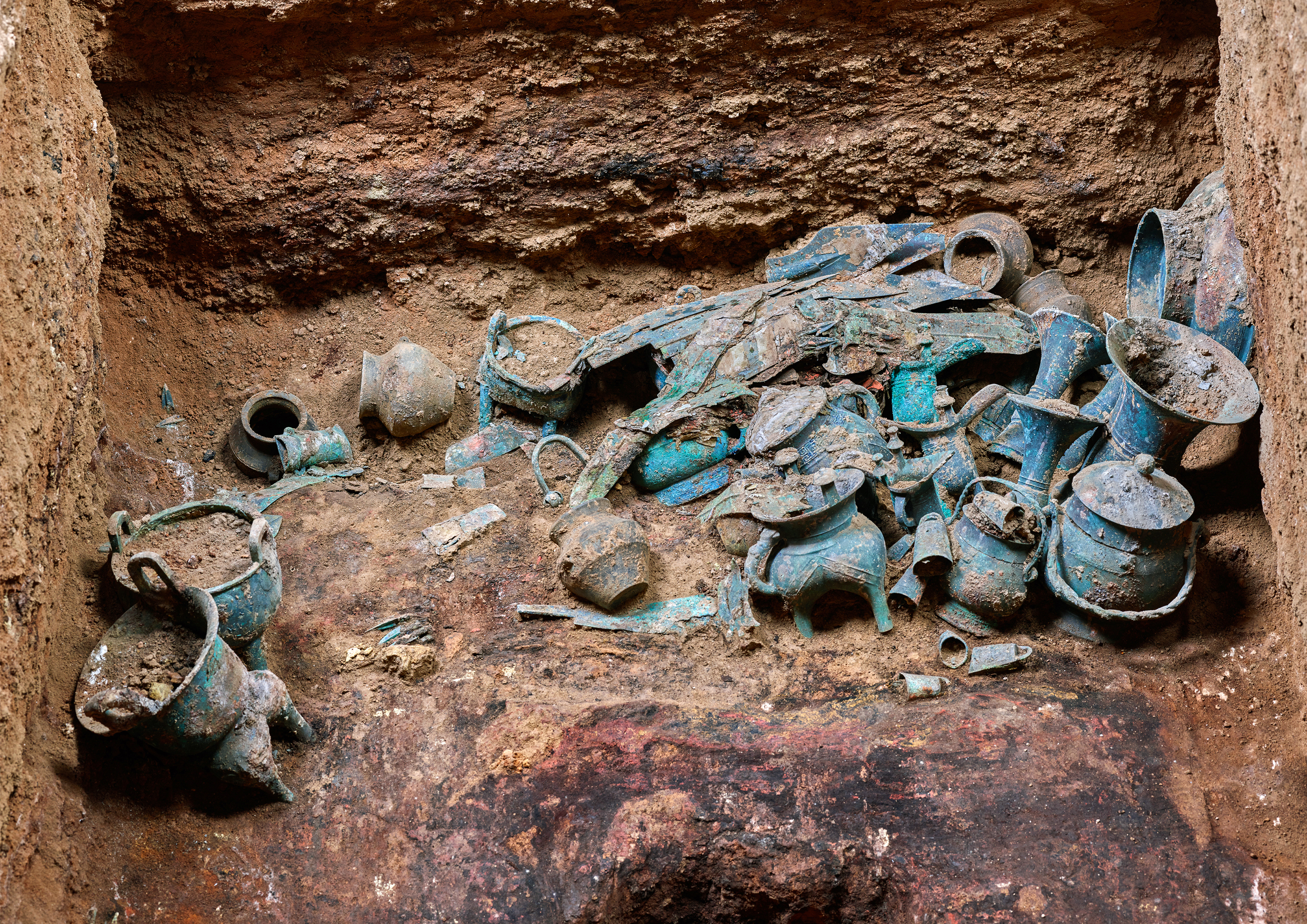 这是山西闻喜酒务头商代墓地青铜器出土现场(资料照片).