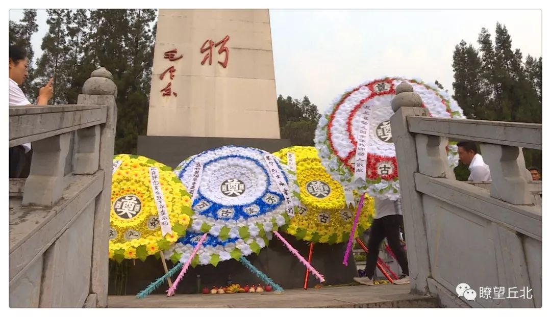 丘北县各单位陆续到烈士陵园开展清明祭扫活动