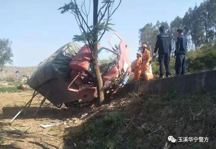 玉溪华宁惊险民警协助消防救助遭遇车祸夫妻脱险