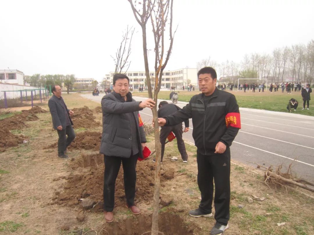 3月29日上午第三节课间,大庄中学党总支组织开展党员志愿者植树活动.