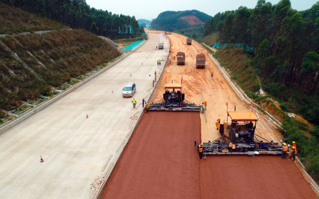 明年通车!汕湛高速惠州—清远段全线进入路面施工