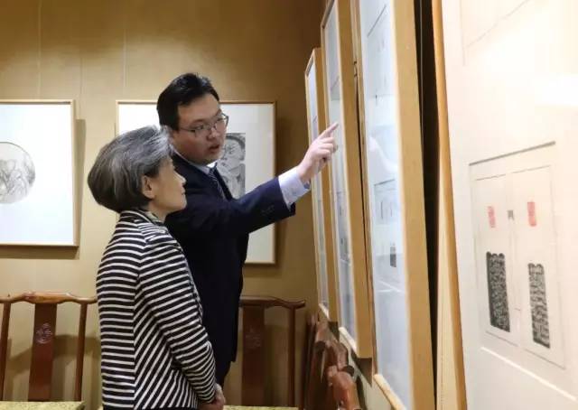 长宁区政协温新华主席在看展羽瓦台书画馆馆长陆天艳展览现场照片现场