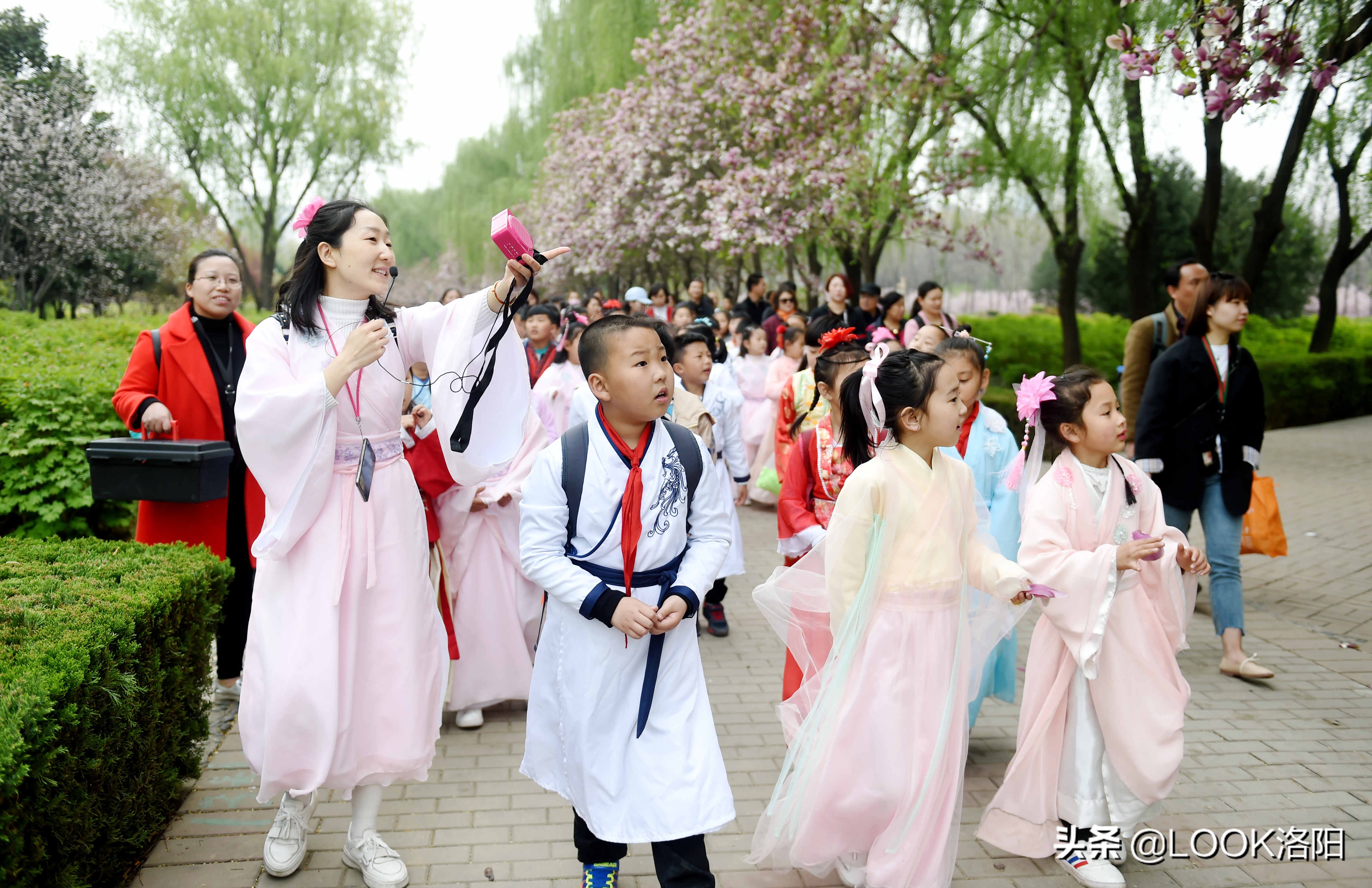 小学生穿汉服踏青称自己比仙女还美 老师带孩子们赏景普及知识