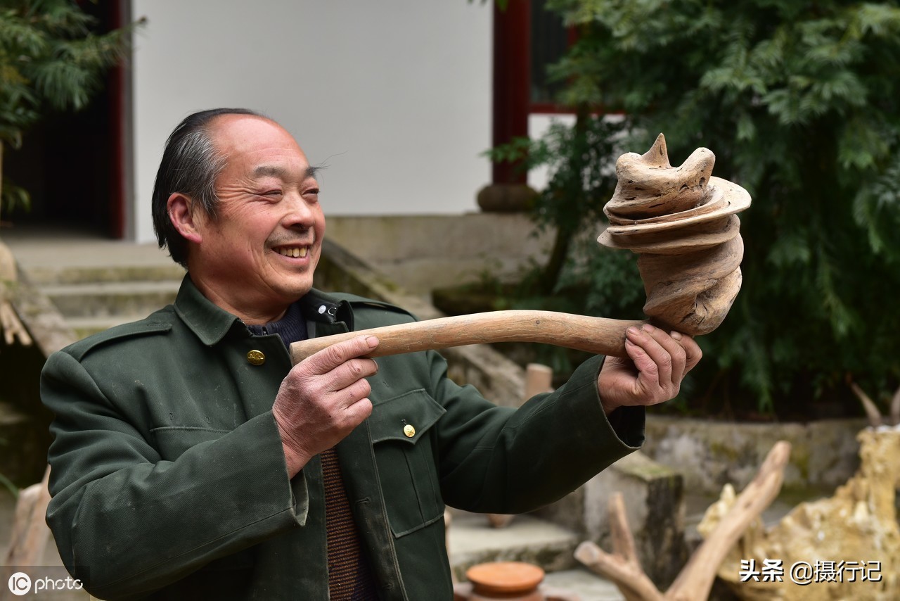 四川内江威远县新场镇蔡家村,有一位远近闻名的农民收藏爱好者龙万德