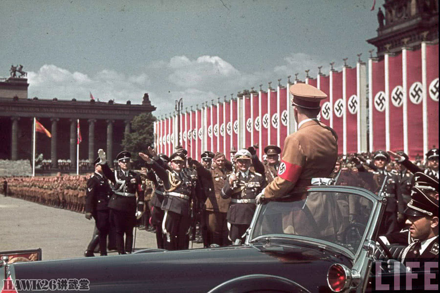 返回德国的"秃鹰军团"举行阅兵式,希特勒亲自检阅了这支部队.