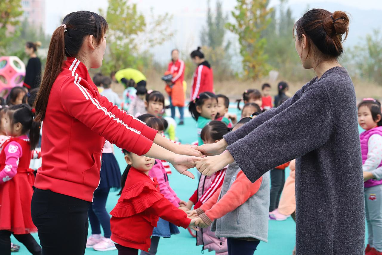 原创幼儿园举行互助活动,老师把照片发到家长群,宝妈看了却不是滋味