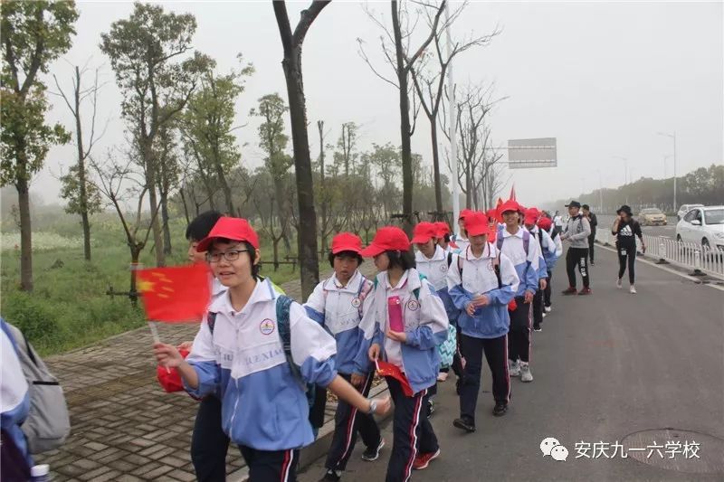 学生远足踏春而行与青春相伴让心灵高飞