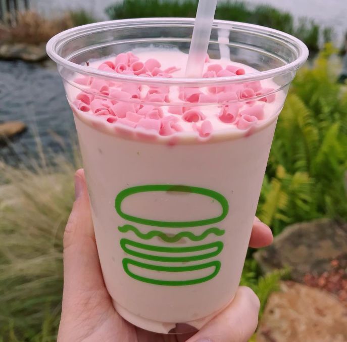 shake shack 推出超美樱花奶昔,不输星巴克!