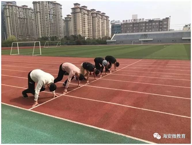 我们的体育生在操场上挥汗如雨的跑步,跳远,他们在体能训练呀!