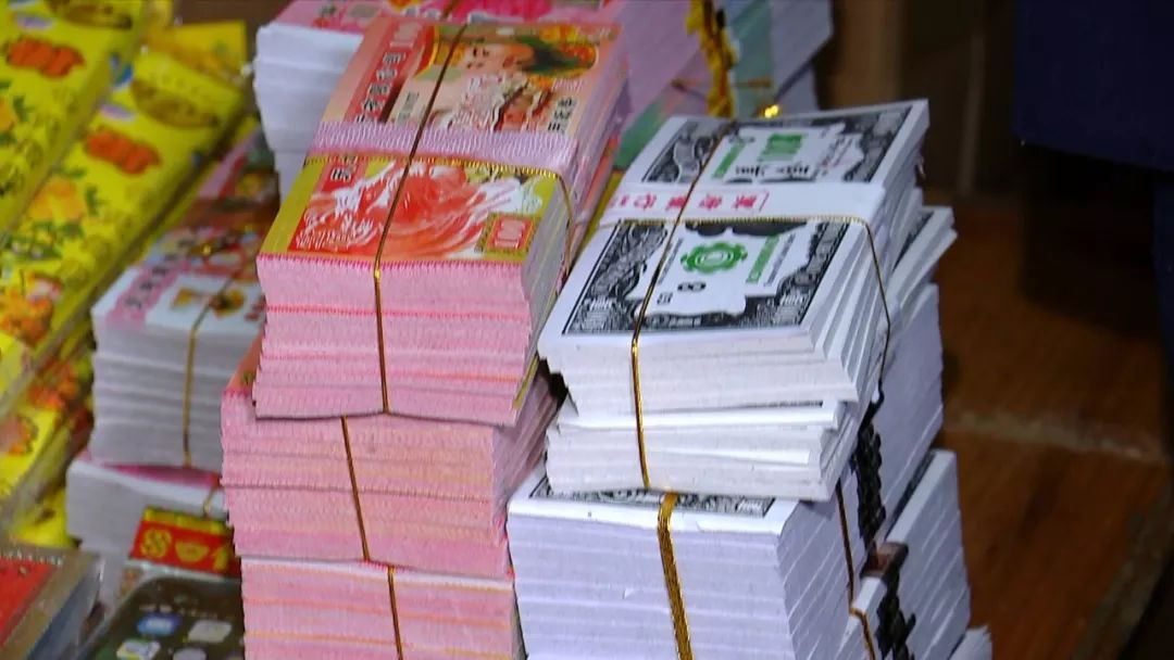 查获大量仿真钱一叠只要两块违法最高罚50000