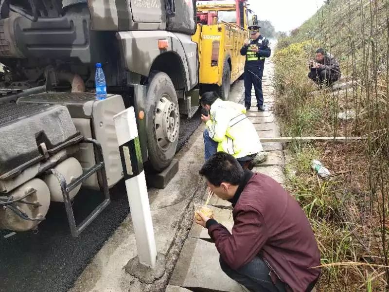 大货车"抛锚"高速路上, 他们不仅及时救助还送便当