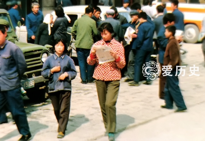 原创七十年代末北京繁华街市彩照西四鱼店里的带鱼味道一生难忘