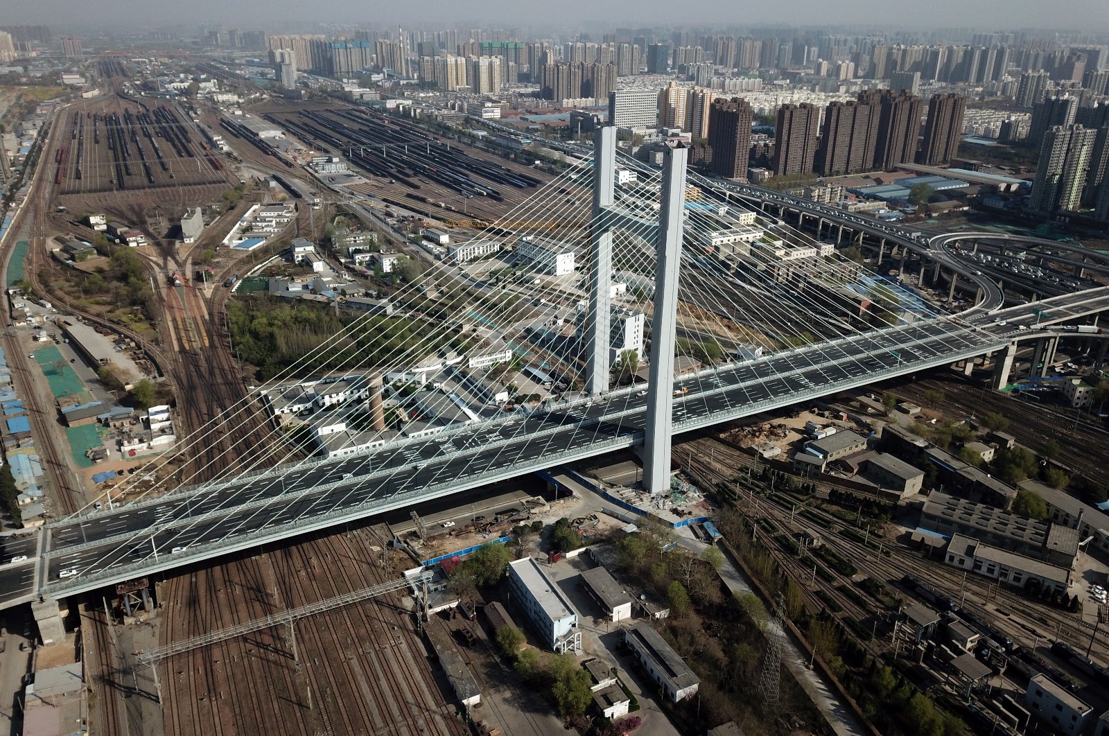 农业路大桥正式通车 今晚6色灯光点亮高架桥,郑州再添一处地标性建筑