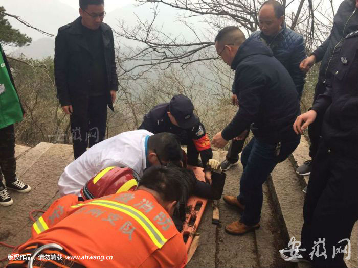 悲剧瞬间，游客景区失足坠崖，救援队遗憾宣告其不幸离世