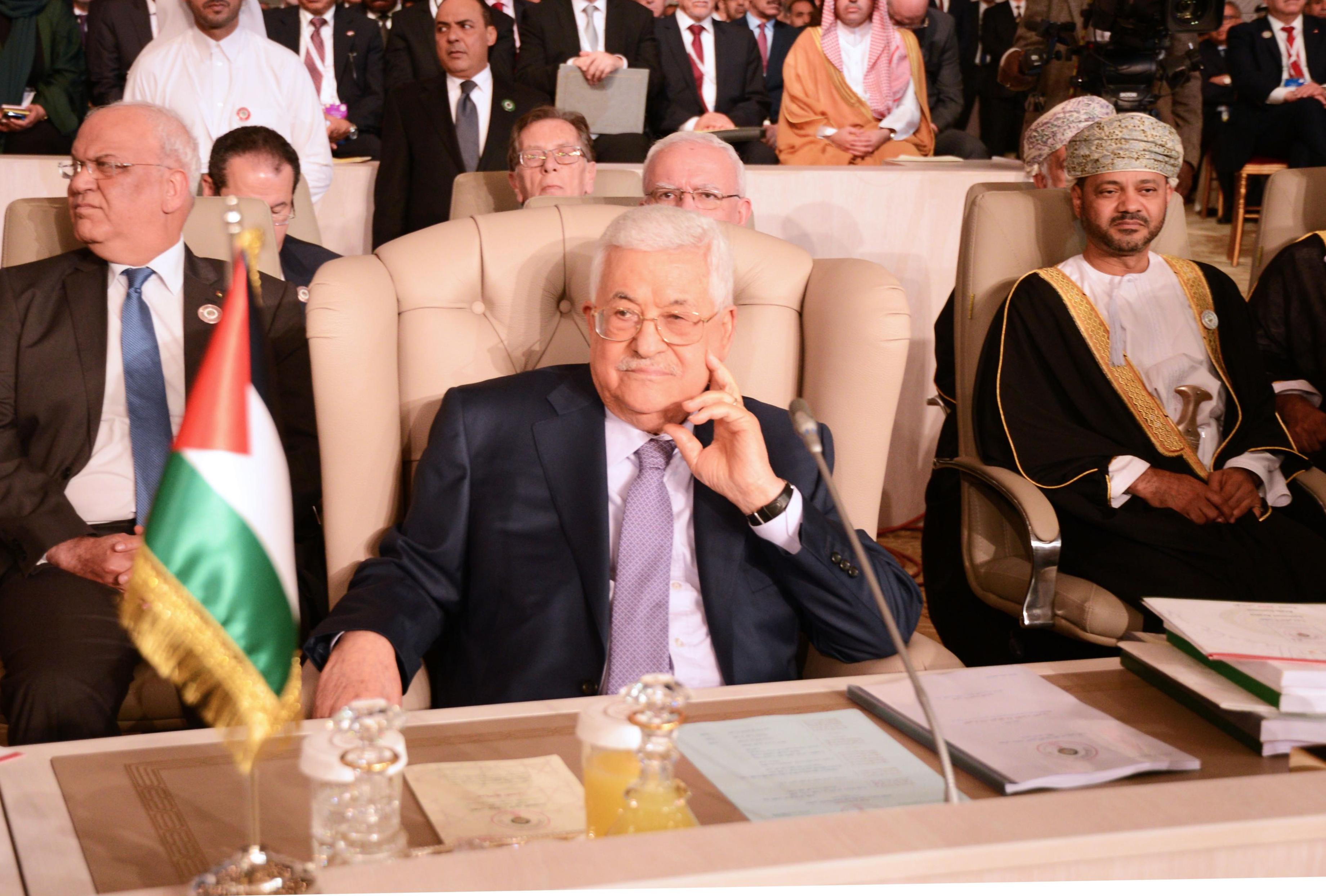 3月31日,在突尼斯首都突尼斯市,巴勒斯坦总统阿巴斯(中)参加阿盟首脑