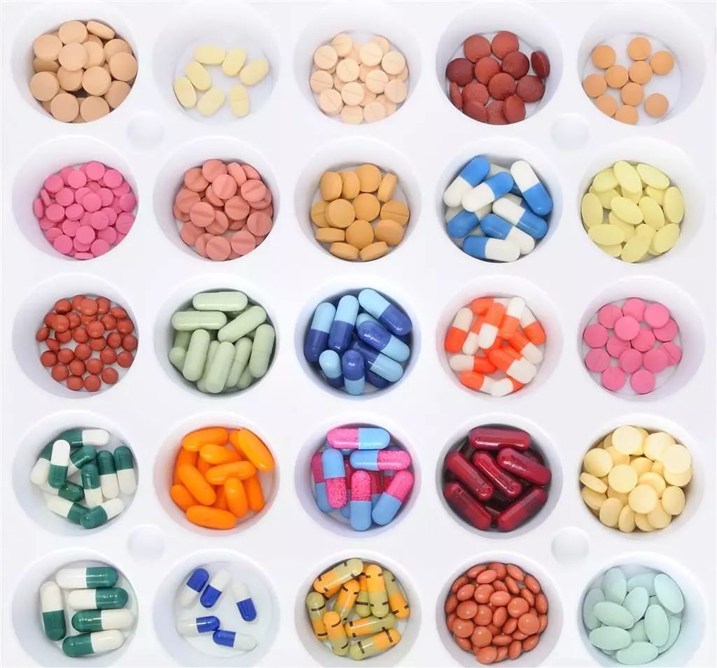 各种药物性心脏病和过多的药物丸片过度诊断药物 库存图片. 图片 包括有 粉红色, 配药, 药片, 医疗 - 193671105