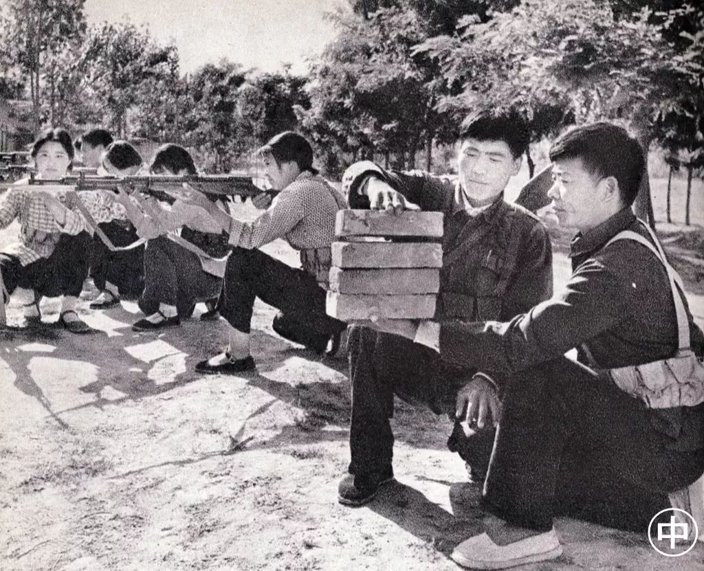 遇敌敢亮剑!上世纪70年代中国民兵是人人有枪
