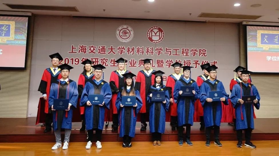 学位授予仪式谢培文代表全体毕业生向学院赠送绘有徐祖耀楼和毕业生