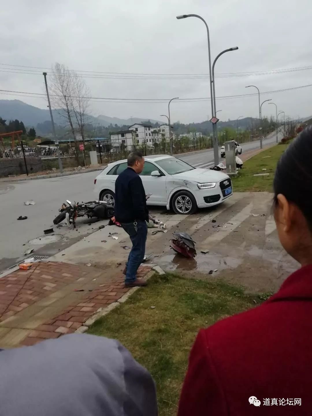 【今日头条】道真玉龙谷发生一起严重车祸,一男一女受伤严重!