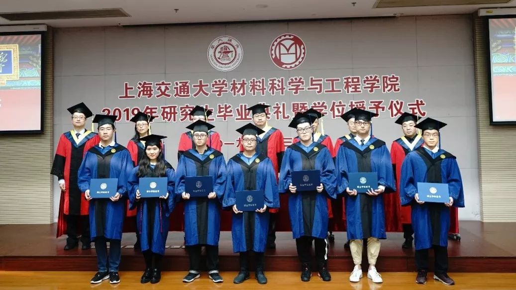 学位授予仪式谢培文代表全体毕业生向学院赠送绘有徐祖耀楼和毕业生