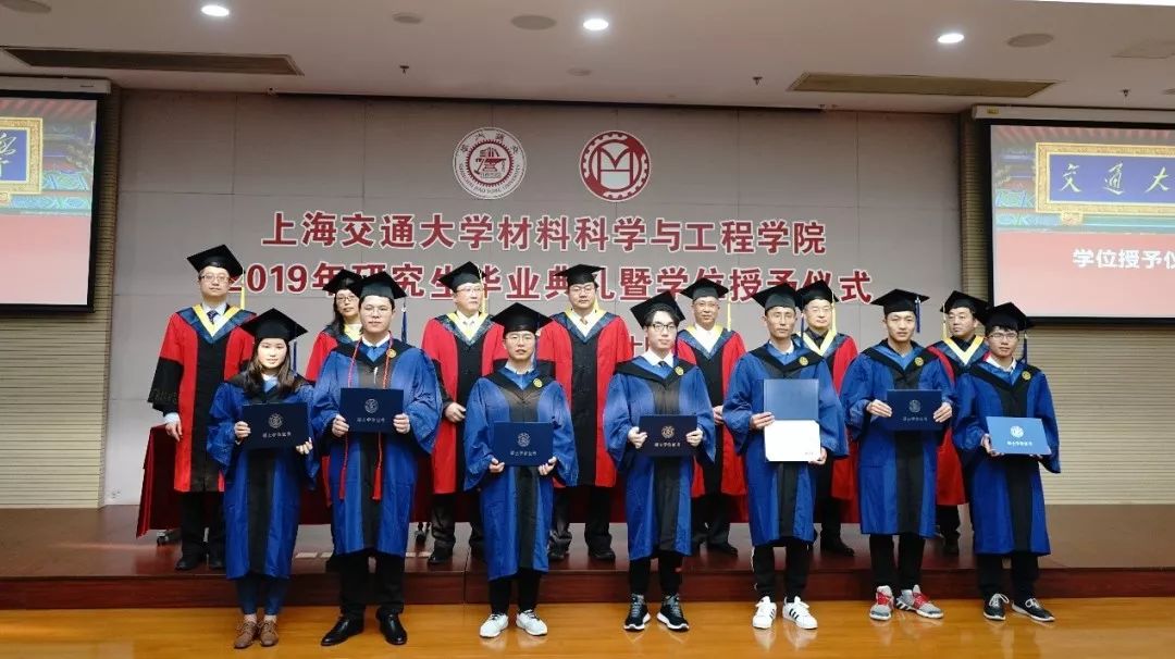 学位授予仪式谢培文代表全体毕业生向学院赠送绘有徐祖耀楼和毕业生