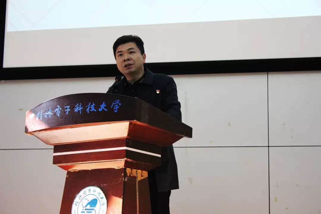 老师为大会致辞团副何珺镒向大会汇报共青团桂林电子科技大学外国语