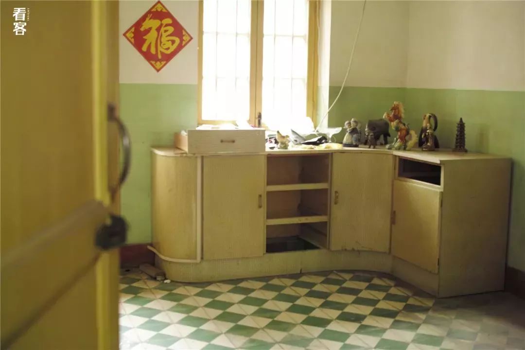 多少中国家庭的小秘密,埋在废弃居民楼里
