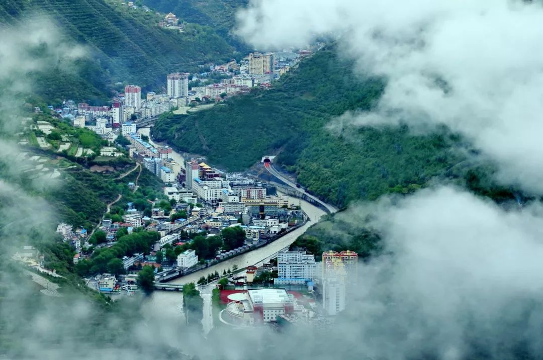 马尔康人口_中国最小的十个县级市,建成区就几个广场那么大,小到一眼可看完