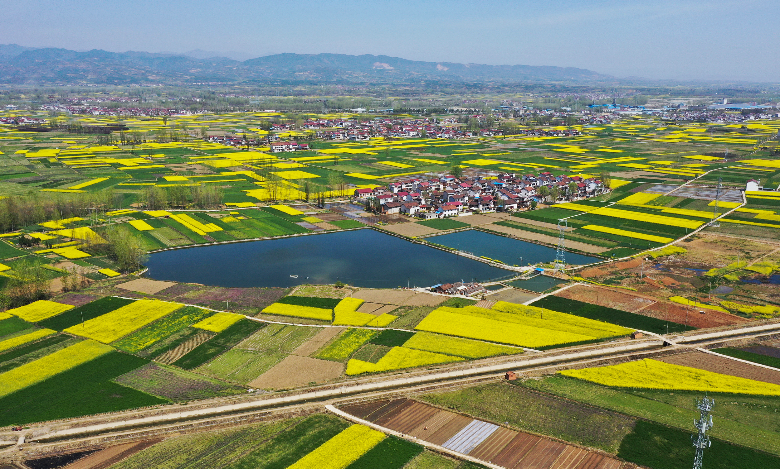 4月1日在陕西省汉中市城固县拍摄的春景(无人机拍摄).