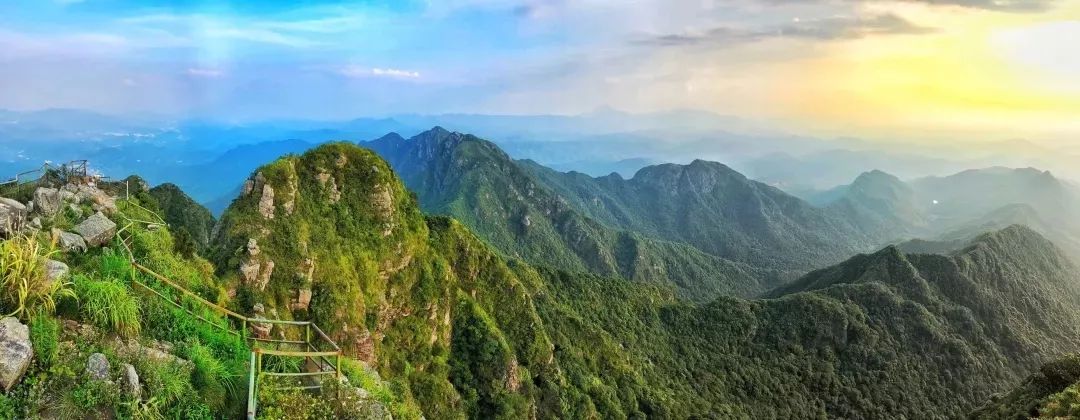 万化的云海大观 每当云海涌来时 整个阴那山景区就被分成诸多云的海洋