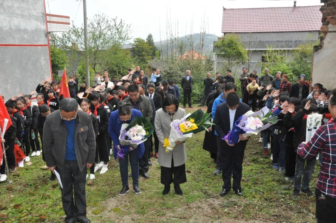 授牌仪式后,李丽,梁育清一行参观了卢天放陈列室,瞻仰了卢天放墓地,并