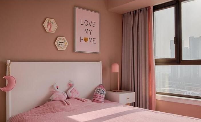 暖色背景墙,粉色的床上四件套,搭配白色的大床,自然温馨,柔和舒适.