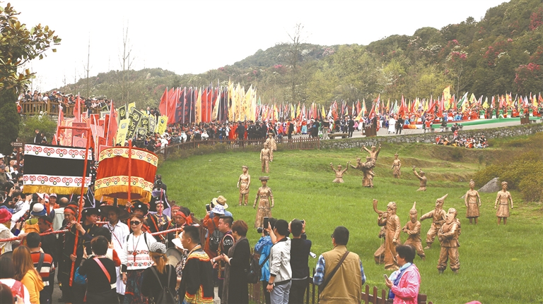 毕节:万余名游客共赏百里杜鹃"祭花神"仪式