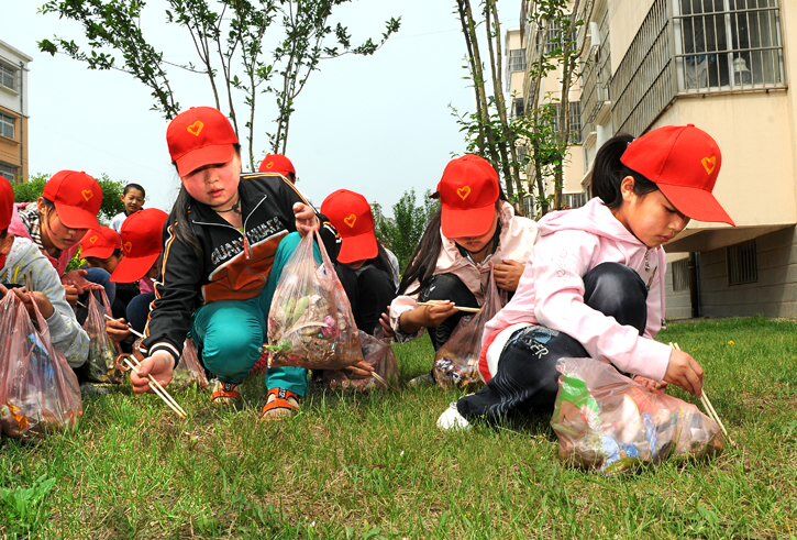 我是环保小卫士.图片来源:乐亭文明办 刘江涛 摄