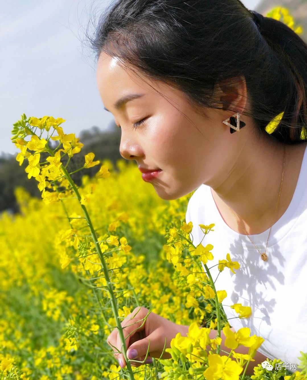 郧西关防沙沟油菜花海旅游节成功举办现场美女如云