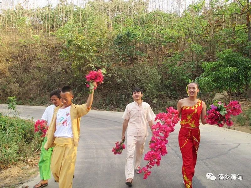 佛花嘎光请佛,敬佛仪式4月12日2019年泼水节我们这么过湾甸乡四面飞